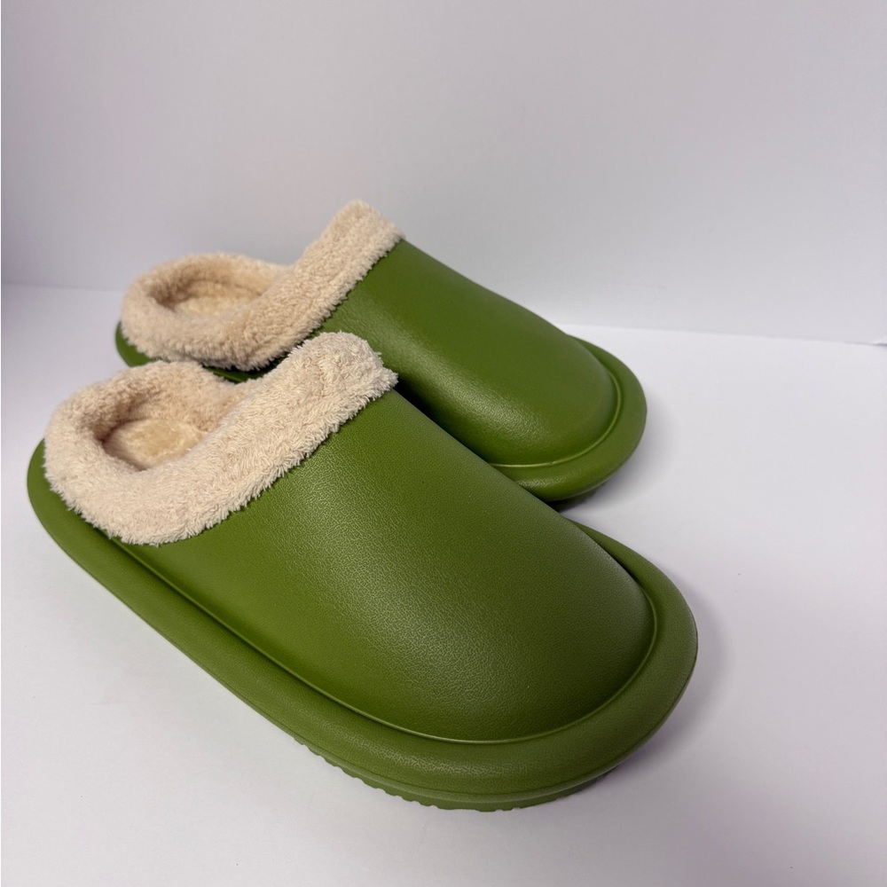 Green No brand Fleece Lined Slippers (New) Men’s 4.5-5.5, Women’s 6-7